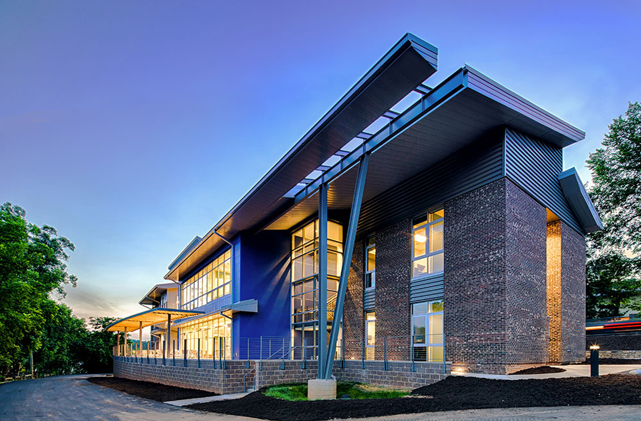 Estudou no Warren Wilson College, onde desenvolveu interesses artísticos. Sua base acadêmica, portanto, contribuiu para uma visão crítica e a valorização da arte como forma de reflexão social.