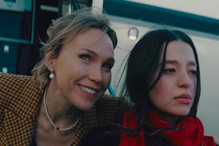 No entanto, a relação é colocada em risco quando os pais de Ivan retornam com a intenção de desfazer a união.