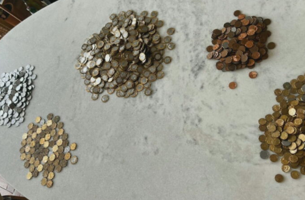 Ela pediu ajuda aos amigos para coletar moedas e pagou a taxa integral do condomínio usando apenas moedas. Ao todo, foram 1.663 moedas para fazer o pagamento de R$ 835. 