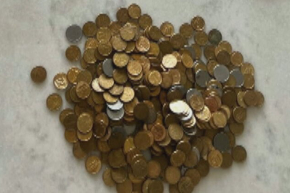 E para causar maior perturbação, ela fez questão de incluir moedas de baixo valor, até mesmo as de 5 centavos. Só que, na prática,  os funcionários da administradora é que se deram mal. Levaram duas horas para conferir o pagamento. 