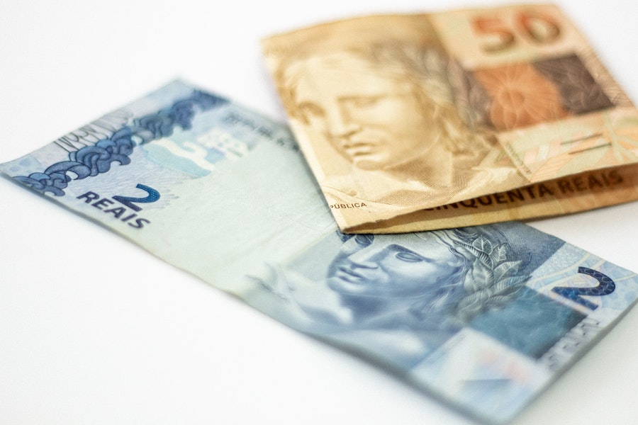 Alguns especialistas apontam que o “Plano Real” mostrou-se um dos mais eficazes da história do país, pois conseguiu reduzir a inflação, além de ampliar o poder de compra da população.