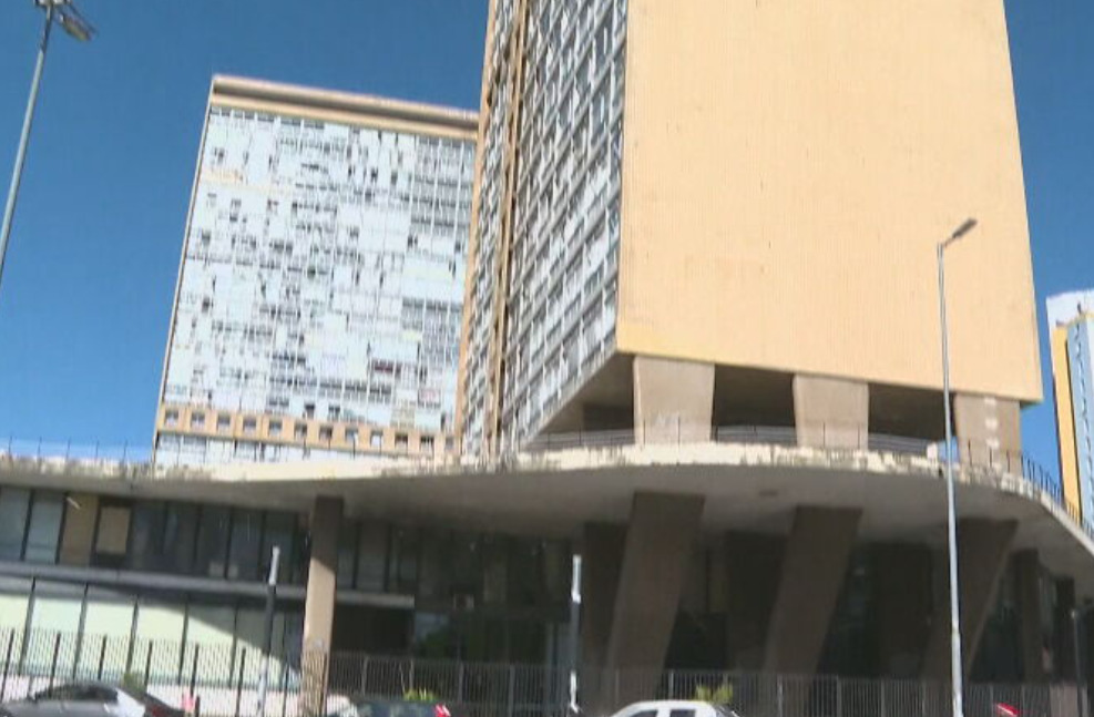 Uma moradora de um prédio em Belo Horizonte, Minas Gerais, ficou irritada ao saber que a administração do edifício exigiu pagamento do condomínio exclusivamente em dinheiro. Ela decidiu, então, protestar. 