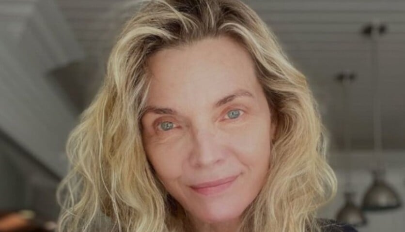 A atriz Michelle Pfeiffer afirma que não existe fórmula mágica para manter a juventude e aposta em três pilares simples, como a alimentação, os exercícios e o sono. Ela, que esbanja vigor aos 67 anos, é adepta da dieta Paleo.