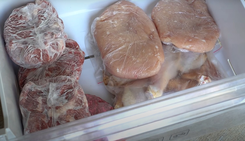 CORRETO: Assim que chegar do mercado em casa, o certo é retirar a carne ou outro produto da bandeja de isopor e transferir para potes plásticos adequados para a conservação de alimentos. Isso é uma boa medida de proteção. Carnes que só serão preparadas após 3 dias não devem ficar na parte comum da geladeira, mas sim dentro do congelador.