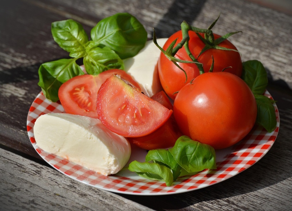 O licopeno e o betacaroteno contribuem para a redução do colesterol ruim (LDL) e do risco de doenças cardíacas. Este primeiro é considerado um nutracêutico, isto é, um componente alimentar que pode ser isolado e usado como suplemento.