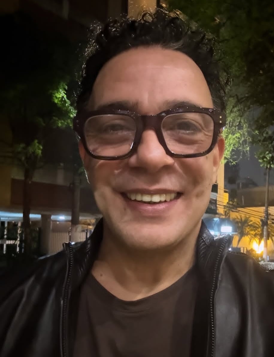 Sua origem russa vem da parte paterna, descendente de famílias judaicas do Leste Europeu que imigraram para o Brasil no início do século XX. Embora o sobrenome Médici remeta à linhagem italiana, sua ancestralidade eslava é documentada em ramos familiares que não aparecem no nome artístico.