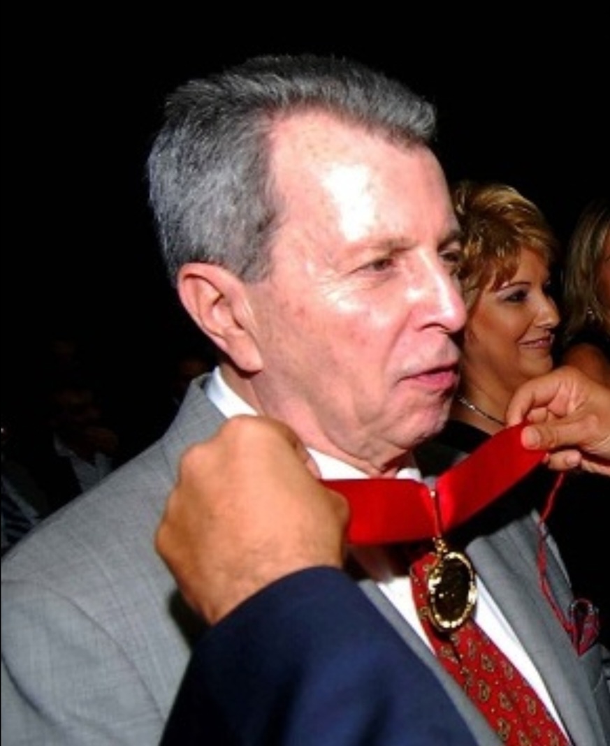 Daniel Filho é ator, diretor e produtor, nascido no Rio de Janeiro (RJ) em 30 de julho de 1937. Ficou conhecido por dirigir sucessos da TV Globo como “Estúpido Cupido”, “A Grande Família” (2001) e “Sandy & Júnior”, além de filmes como “Se Eu Fosse Você”.