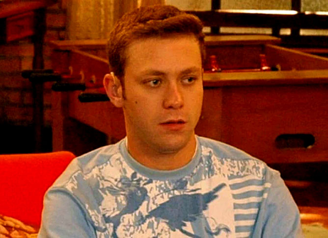 Sua origem russa vem da parte paterna, descendente de imigrantes do Leste Europeu cuja família se estabeleceu no Brasil no século XX. O sobrenome Hondjakoff evidencia essa herança eslava, preservada apesar de não compor um nome artístico simplificado.