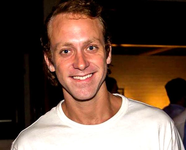 Sérgio Hondjakoff é ator e ex-apresentador, nascido em Nova York (EUA) em 15 de agosto de 1984, mas criado no Brasil. Ficou nacionalmente conhecido como o personagem Cabeção na novela “Malhação”, além de trabalhar em produções como “Bela, a Feia” e programas de variedades.