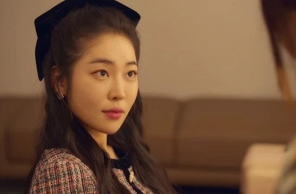 A atriz também se destacou em Love to Hate You (2023), vivendo Hwang Ji‑hye, personagem leve e divertida. Este trabalho revelou, assim, sua habilidade para comédia romântica. A variedade de gêneros fortaleceu sua reputação de intérprete completa.