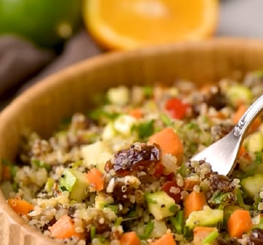 Adicionar tâmaras a saladas é outra boa ideia, combinando bem com folhas verdes, nozes e queijos. Elas oferecem uma textura mastigável e são ricas em fibras, equilibrando sabores e aumentando a saciedade.