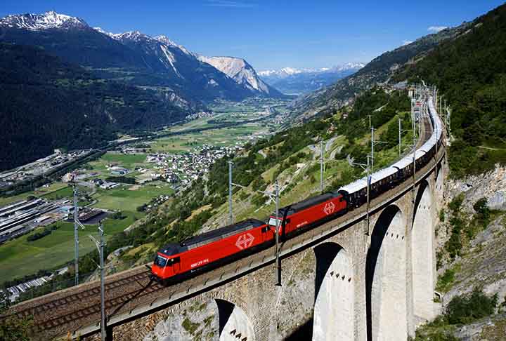 1º) Venice Simplon-Orient-Express (pontuação do leitor: 92,75): Com uma reputação lendária, o Venice Simplon-Orient-Express é um dos trens mais glamourosos e exclusivos do mundo.