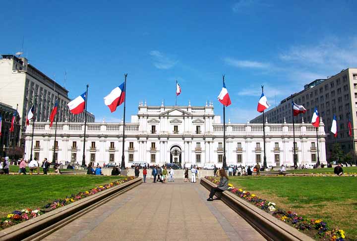 O Palacio de La Moneda, ainda em Santiago, é um dos prédios mais importantes da capital por ser a sede do governo chileno. Com a tradicional troca de guarda como atração, os turistas podem até agendar uma visita guiada pelo interior do palácio.