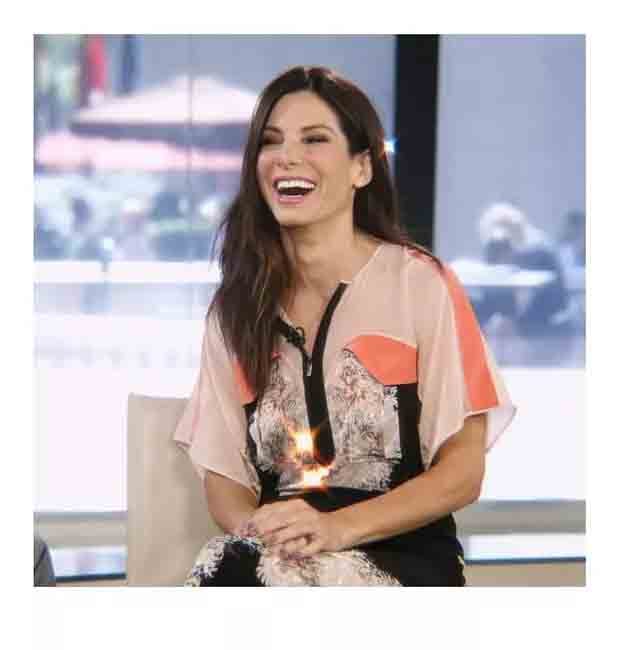 Sandra Bullock mantém há décadas uma forma física admirável graças a uma rotina disciplinada que combina dieta balanceada e exercícios regulares. Desde “Velocidade Máxima”, ela mantém uma silhueta esbelta graças a dieta equilibrada e exercícios constantes.


