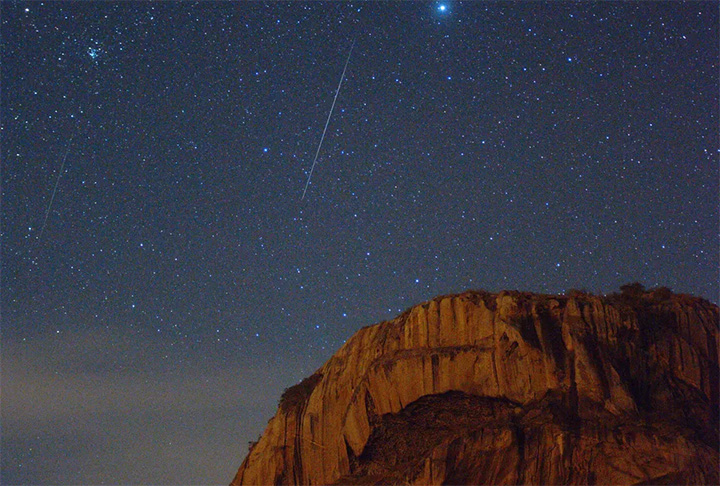 Segundo especialistas, além do mar, meteoritos também caem com alguma frequência (e, neste caso, são achados) em áreas desérticas.
