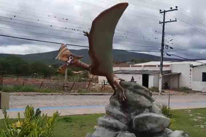 O cenário com as réplicas faz parte de um projeto da prefeitura de Santa Inês chamado “Dinovale”. Ela busca fazer da cidade uma atração turística e gerar renda.