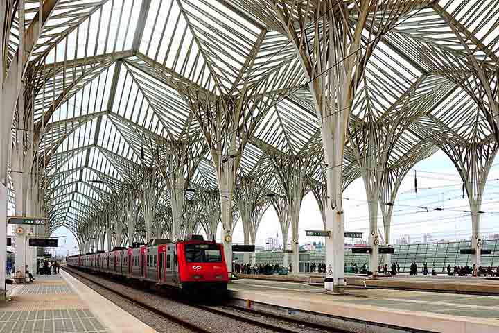 Estação do Oriente, em Lisboa, Portugal - Exemplar impressionante de arquitetura contemporânea que une funcionalidade e design, com sua estrutura metálica que lembra uma floresta futurista, iluminada por amplos painéis de vidro, tornando-se um marco urbano e um polo de mobilidade na cidade.
