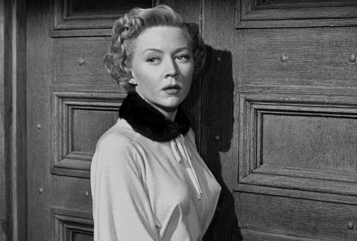 Em um episódio, Gloria apontou uma arma para Tony e chamou a polícia, alegando que ele a havia assediado. Depois, admitiu ter exagerado por raiva.