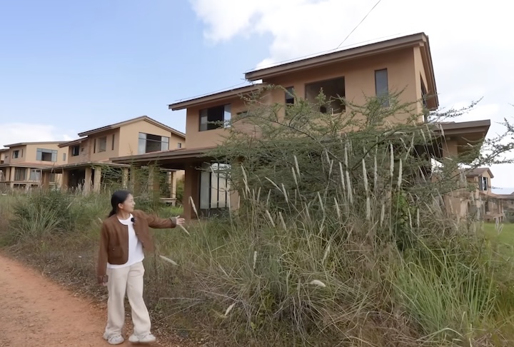 No entanto, elas ficaram sem acabamento interno, o que resultou em um conjunto de ruínas silenciosas marcadas pelo tempo e pela vegetação crescente.