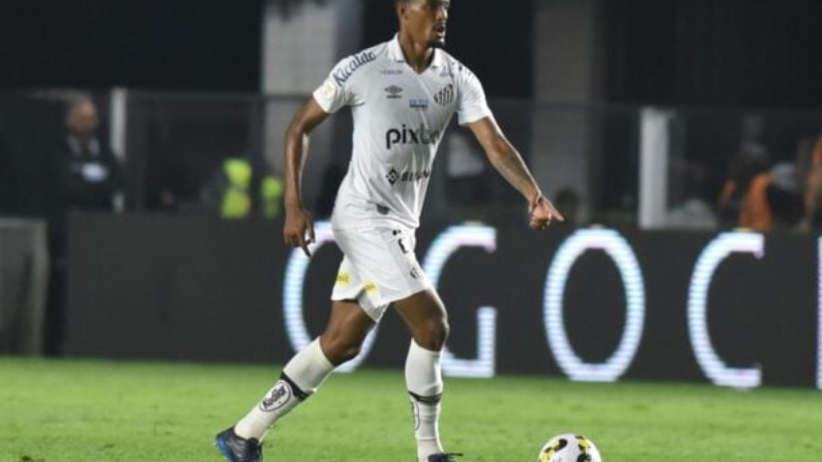 Zagueiro foi revelado pelo Paraná Clube e contratado pelo Santos em 2016