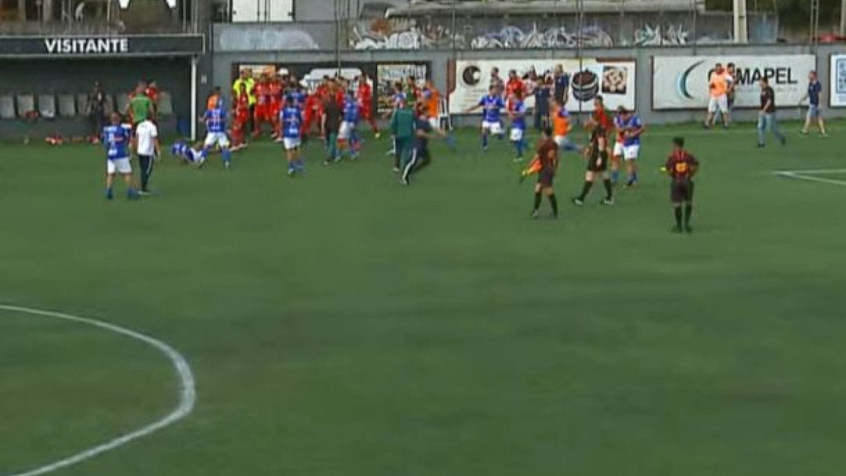 Segundo testemunhas, o jogador deixou o estádio inconsciente depois de sofrer uma série de pancadas na cabeça