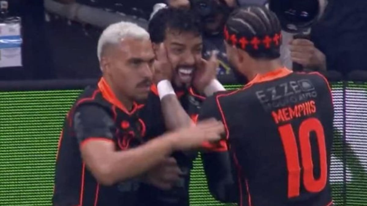 Após perder por 2 a 1 no tempo normal, Timão vence por 5 a 4 nas penalidades. Hugo Souza defende duas cobranças, uma delas de Gabigol
