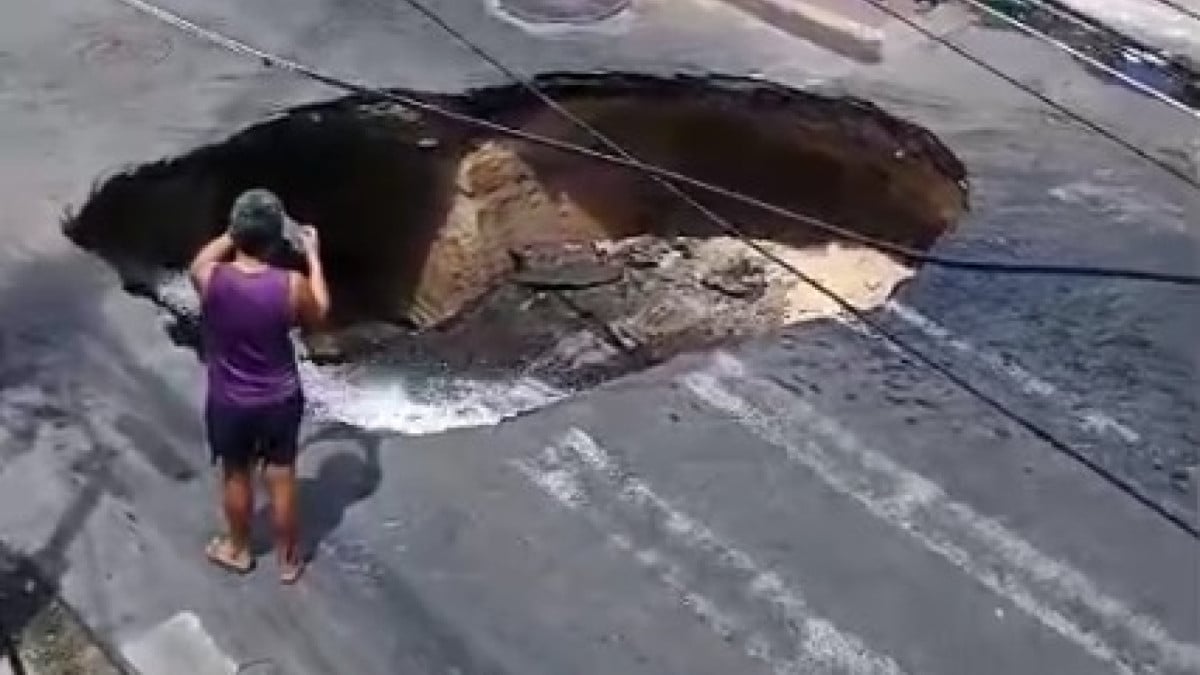A cratera se abriu após um buraco pequeno surgir no meio da via. Cagece informa que causas estão sendo investigadas