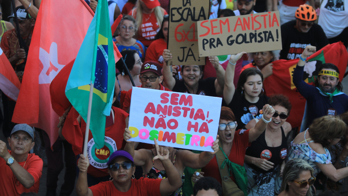 Manifesta&ccedil;&atilde;o contra o PL da Dosimetria, na avenida Beira-Mar, em Fortaleza