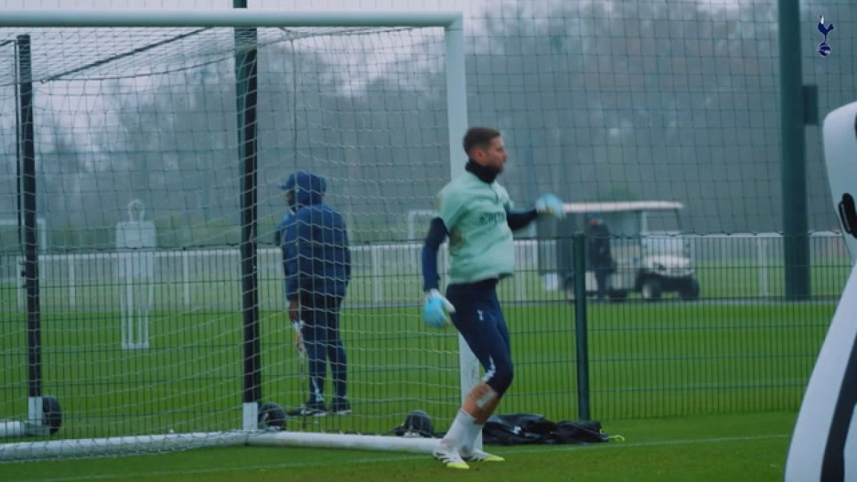 Vicario e os goleiros do Spurs treinam forte antes do confronto com o Forest