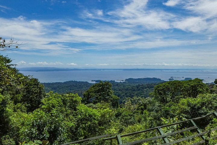 Fora do Brasil, abrange a Guiana, o Suriname, a Guiana Francesa e parte do leste da Venezuela.