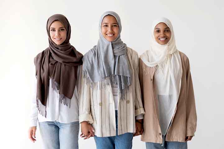 Em algumas regiões, o uso do hijab é incentivado pela família, mas a decisão final cabe à mulher. Essa liberdade contrasta fortemente com países em que há punições para quem descumpre as normas de vestimenta.