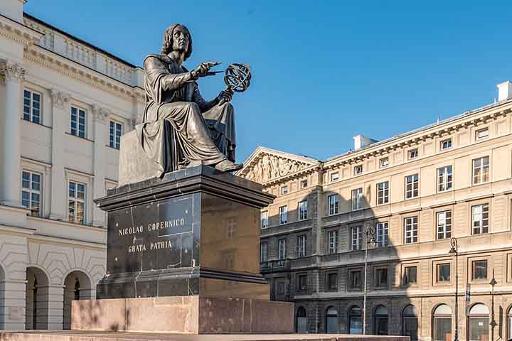 Hoje, a cidade de Varsóvia abriga teatros, universidades, óperas e festivais de música, além de ser um polo financeiro, tecnológico.
