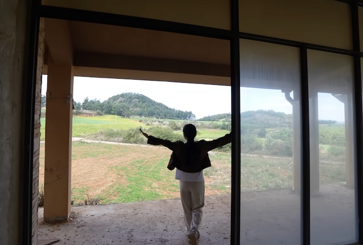 As construções foram projetadas com janelas panorâmicas, grandes varandas, jardins planejados e até garagens no térreo, mas nunca chegaram a ser ocupadas.