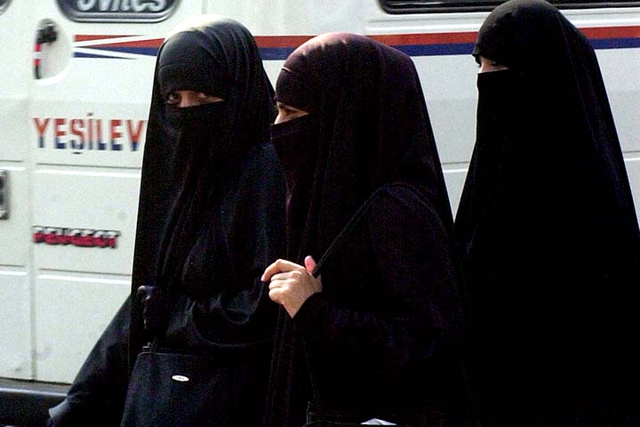 O niqab traz questões práticas e sociais, pois cobre a expressão facial. Isso pode dificultar a comunicação e gerar debates sobre segurança e identidade em espaços públicos.