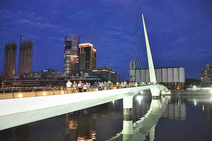 Puente de la Mujer, em Buenos Aires - Localizada no bairro de Puerto Madero, é uma ponte giratória para pedestres. Inspirada na figura de um casal dançando tango, sua estrutura assimétrica é sustentada por um mastro inclinado de 39 metros, do qual partem cabos de aço que seguram a plataforma.