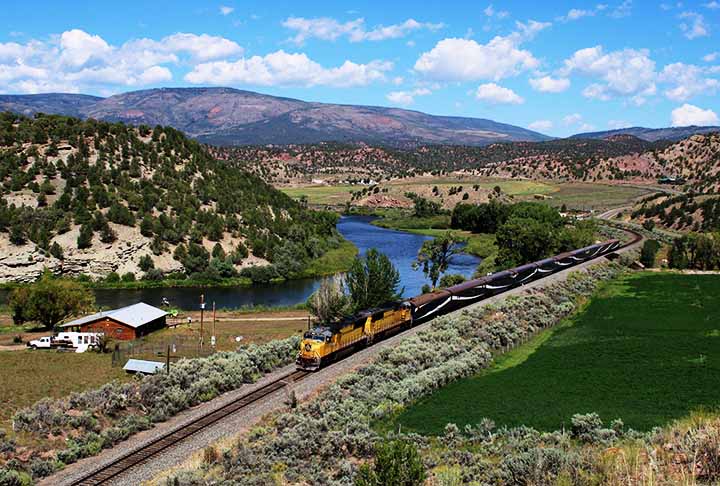 O Rocky Mountaineer é um trem diurno, o que significa que ele para durante a noite para que os passageiros descansem em hotéis locais e não percam as paisagens durante o percurso.