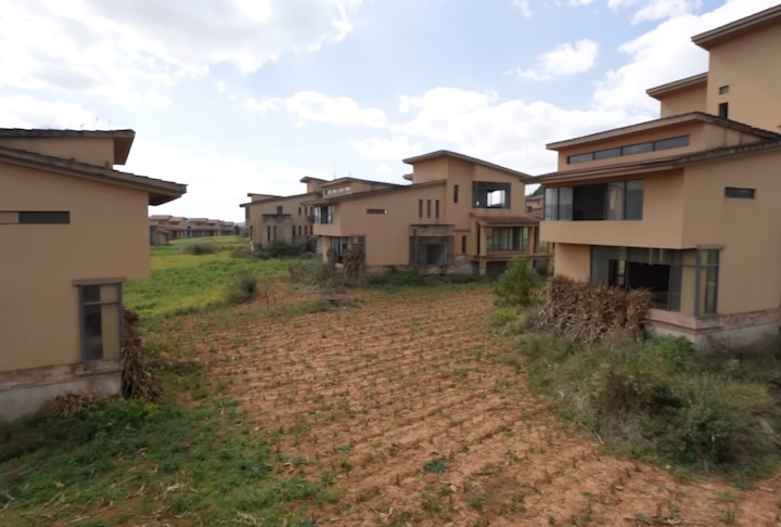 Milharais e plantações de trigo-sarraceno tomaram o espaço onde antes haveria gramados e áreas verdes de lazer.