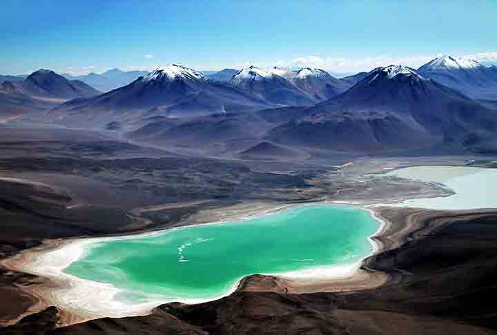 Nas proximidades do salar, encontram-se diversas lagoas coloridas e ricas em vida selvagem. Entre as mais conhecidas, estÃ¡ a Laguna Verde, que exibe uma cor esverdeada vibrante por causa do magnÃ©sio na Ã¡gua. 