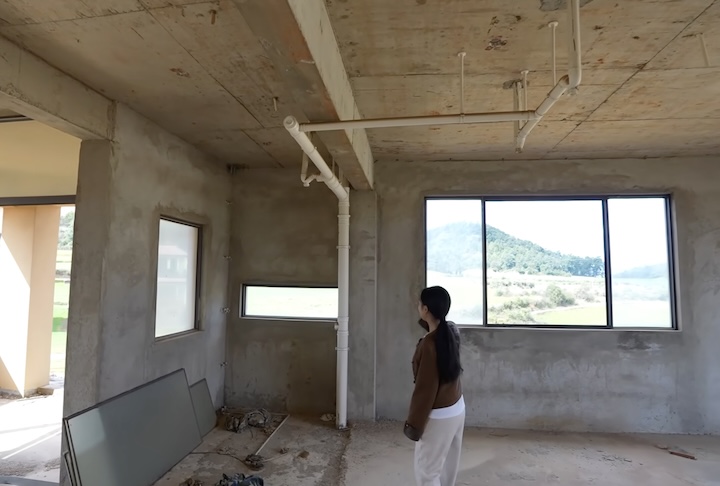 As casas tÃªm a estrutura completa finalizada, com esquadrias e atÃ© tubulaÃ§Ãµes instaladas. 