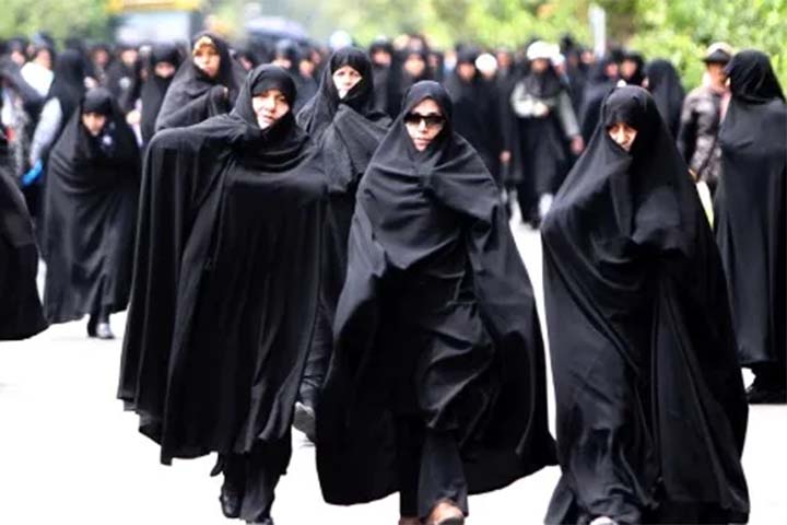 Contudo, o chador tambÃ©m representa as polÃ­ticas de controle do Estado sobre a vida privada das mulheres. Muitos protestos no IrÃ£ envolvem justamente a liberdade de escolher ou nÃ£o usÃ¡-lo.