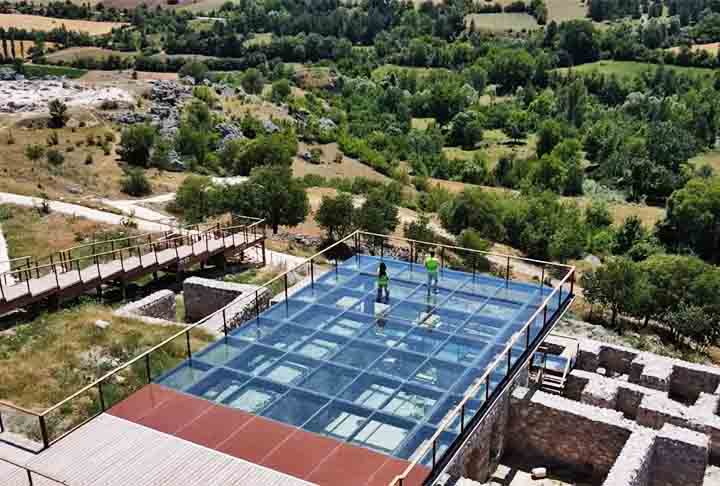 O arqueólogo Ersin Çelikbaş, da Universidade de Karabük, explicou que o amuleto era utilizado como um talismã de proteção contra as forças do mal, especialmente entre os militares. Ela contém inscrições em grego antigo, um dos idiomas mais influentes da época. 