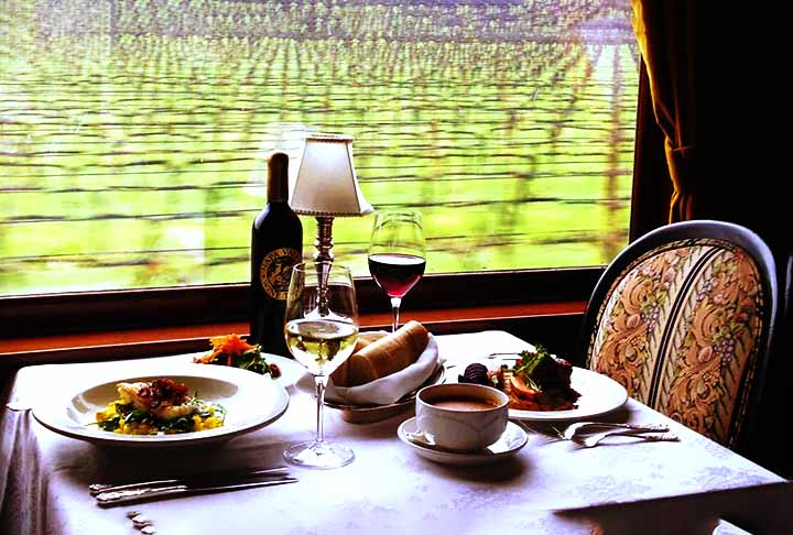 A bordo deste trem, os passageiros podem desfrutar de uma jornada relaxante pelas vinícolas da Califórnia, com degustações exclusivas e paisagens deslumbrantes.