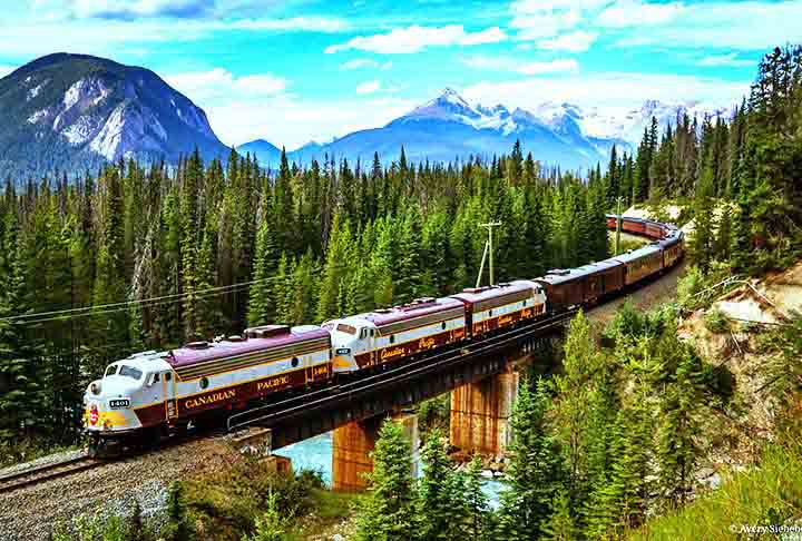 5º) Royal Canadian Pacific (pontuação do leitor: 85,67): Considerado um dos trens de luxo mais exclusivos do Canadá, o Royal Canadian Pacific oferece uma viagem pelos deslumbrantes cenários das Montanhas Rochosas.
