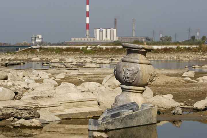 Na ocasião, o palácio polonês foi saqueado e destruído por tropas suecas.