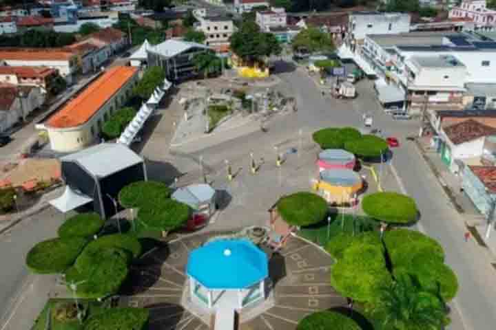 Por fim, Santa Inês também é conhecida por seu festival anual, o Forró do Dino, que atrai muitos turistas e celebra a cultura local. 