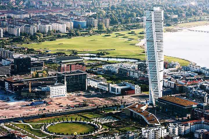 Turning Torso, em Malmö, na Suécia - Arranha-céu com geometria torcional inspirada na espinha humana, mesclando escultura e habitação.


