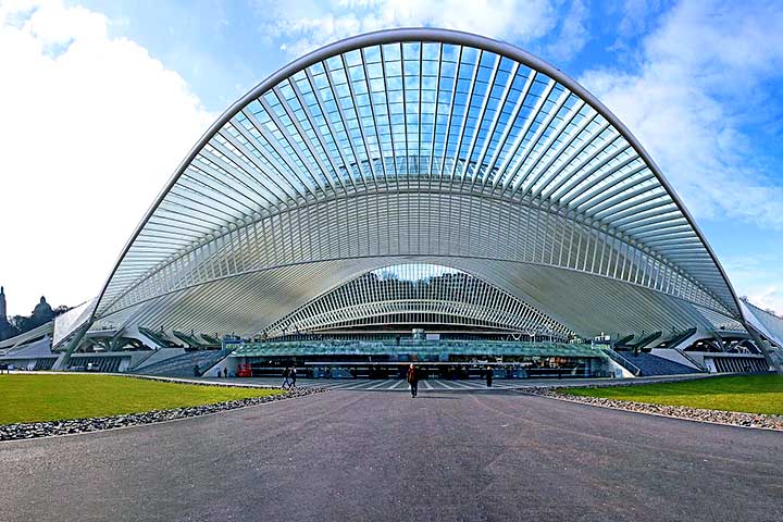 Estação ferroviária Liège-Guillemins, em Liège, na Bélgica - Um terminal ferroviário com cobertura de grande leveza e transparência, evocando asas abertas e uma atmosfera acolhedora.
