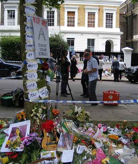 A cantora foi encontrada morta em sua casa em Canden Town, em Londres, devido a uma intoxicação alcoólica aos 27 anos. 