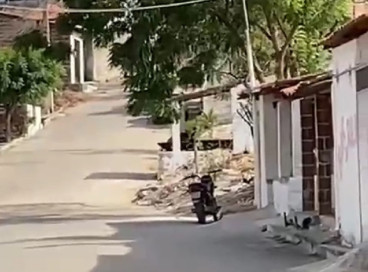 Um transeunte chegou a registrar em v&iacute;deo parte das agress&otilde;es a foice praticadas por Clerton da Silva Freitas contra o seu pr&oacute;prio irm&atilde;o 