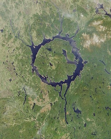 Quebec (Canadá) - A Cratera de Manicouagan foi formada há 215 milhões de anos. Tem 100 km de diâmetro e é bem preservada, com um lago que, visto do espaço, se destaca pelo formato circular bem definido. Seu apelido é Olho de Quebec.  